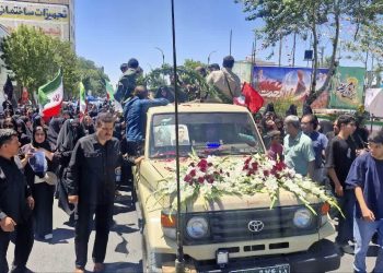 نمایی از آرامگاه ابدی شهید والامقام «امیرطا‌ها محمدی» در کنار شهدای ماهدشت