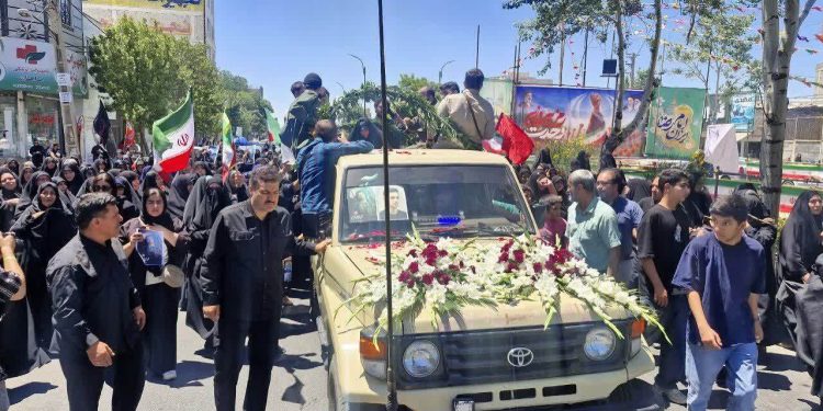 نمایی از آرامگاه ابدی شهید والامقام «امیرطا‌ها محمدی» در کنار شهدای ماهدشت